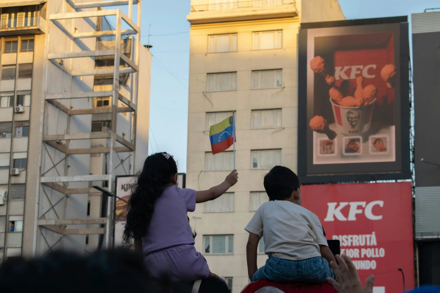 Venezuelské deti na pouličnej oslave.