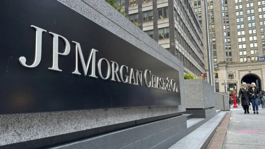 Zisk JPMorgan klesol, no obchodovanie s akciami banku vytiahlo na nové rekordy