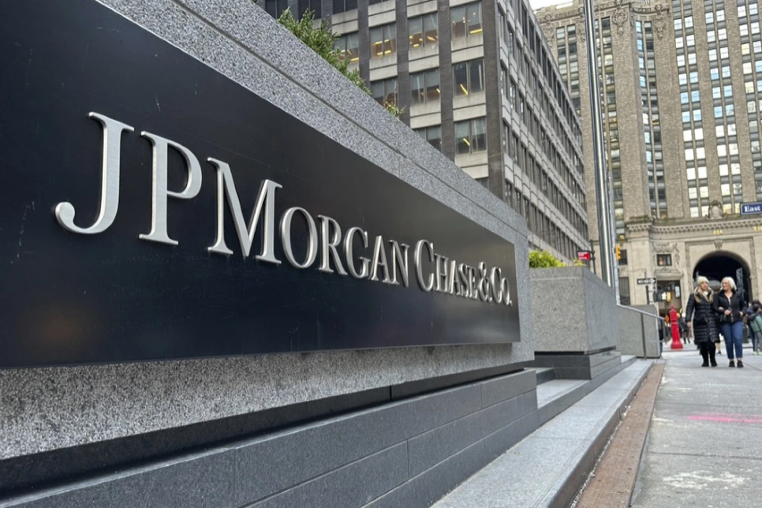 Americká banka JPMorgan zvýšila zisk. Obchodom pomohli výkyvy na trhoch