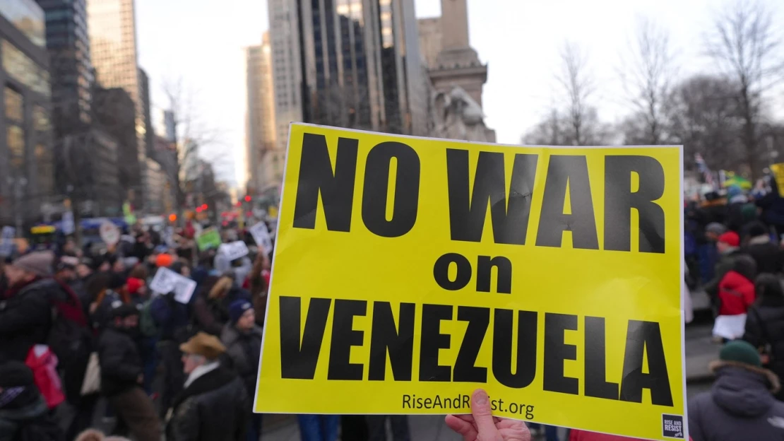 Venezuelský prezident v putách v Brooklyne. Rodríguezová dočasne preberá prezidentský úrad