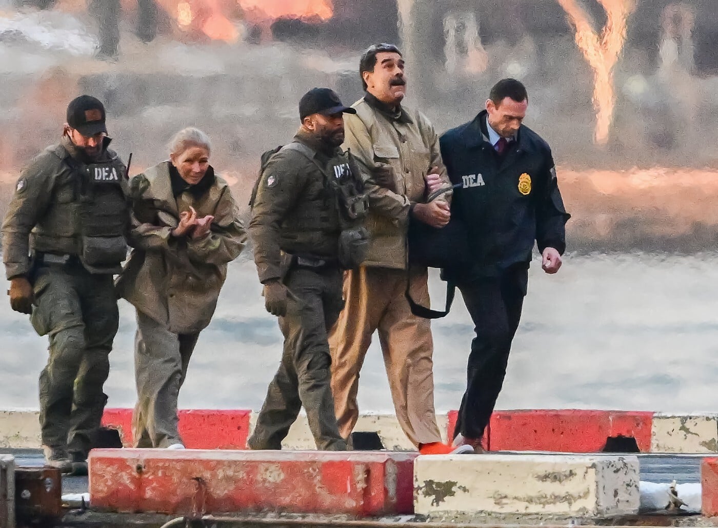 Zosadený venezuelský prezident Nicolás Maduro, druhý sprava, a jeho manželka Cilia Flores, druhá zľava, prichádzajú na helipad Wall Street v newyorskej mestskej časti Manhattan v New Yorku, odkiaľ budú prepravení na pondelkové vystúpenie pred súdom v New Yorku, 5. januára 2026. Pred súdom majú byť obžalovaní v rámci obvinení z narkoterorizmu, ktoré proti nim vzniesla vláda Spojených štátov.