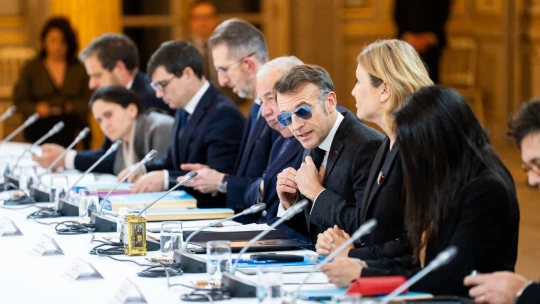 Macron pozval Trumpa na večeru v Paríži, ten naspäť pohrozil clom na francúzske víno