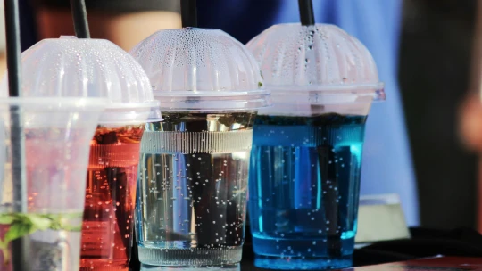 Francúzsko odloží zákaz jednorazových plastových téglikov o štyri roky