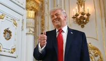 Biblia aj memecoiny. Prezidentský úrad Trumpovi vynáša trikrát viac ako podnikanie