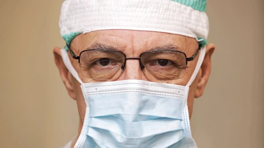 Lekári, počúvajte sestričky! Vojnový chirurg rozpráva, čo je to strach o život, a ako začínal od nuly