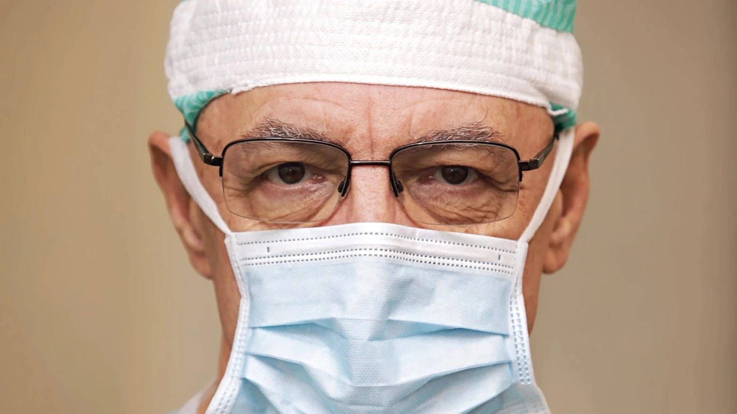 Lekári, počúvajte sestričky! Vojnový chirurg rozpráva, čo je to strach o život, a ako začínal od nuly