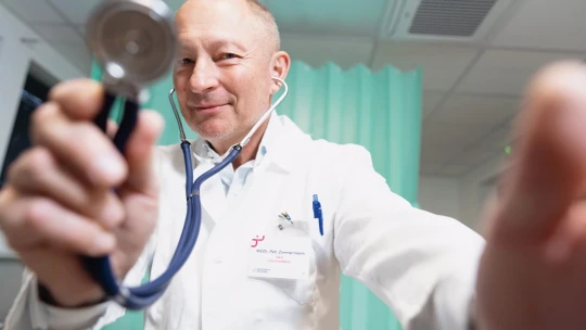 Nenápadný miliardár. Vlastní nemocnice aj polikliniky, no stále chodí na nočné služby