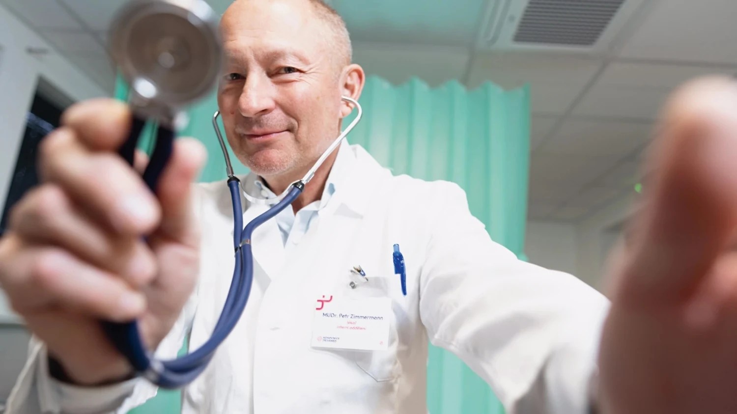 Nenápadný miliardár. Vlastní nemocnice aj polikliniky, no stále chodí na nočné služby