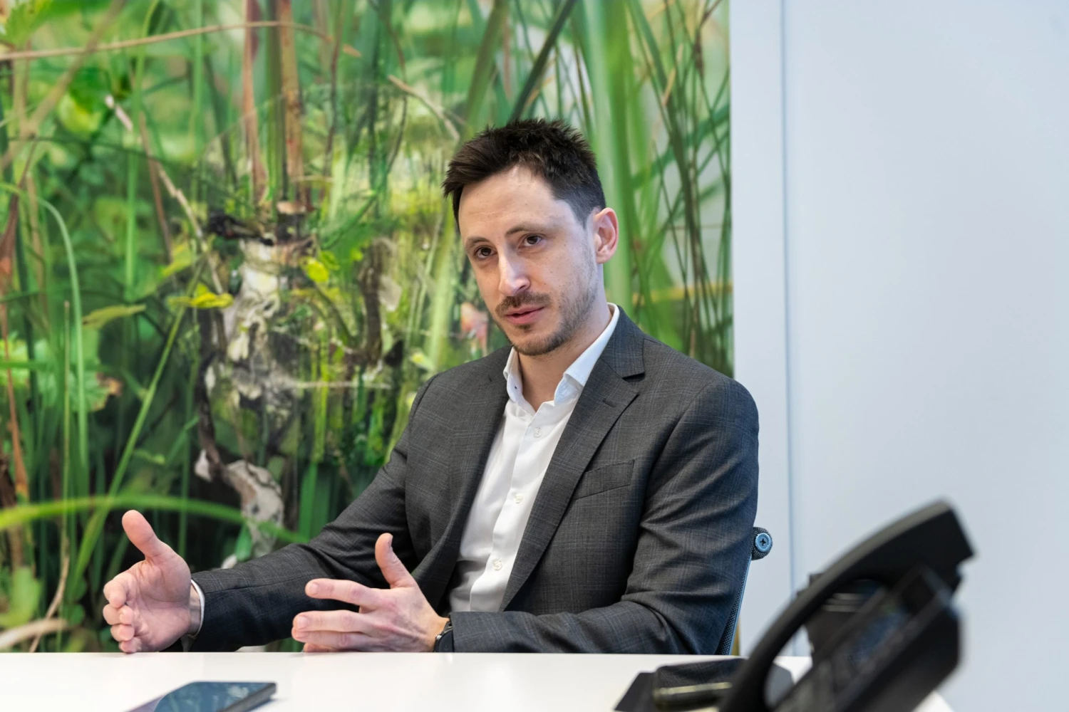 na snímke muž v obleku