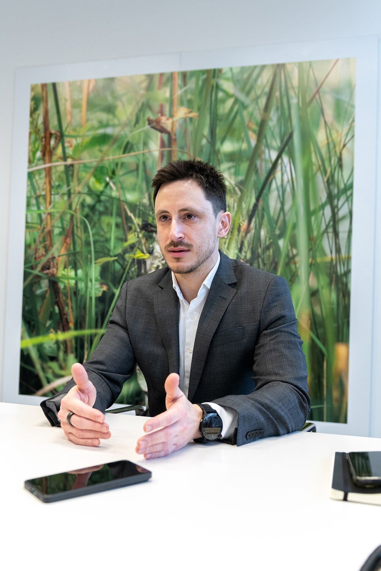 na snímke muž v obleku