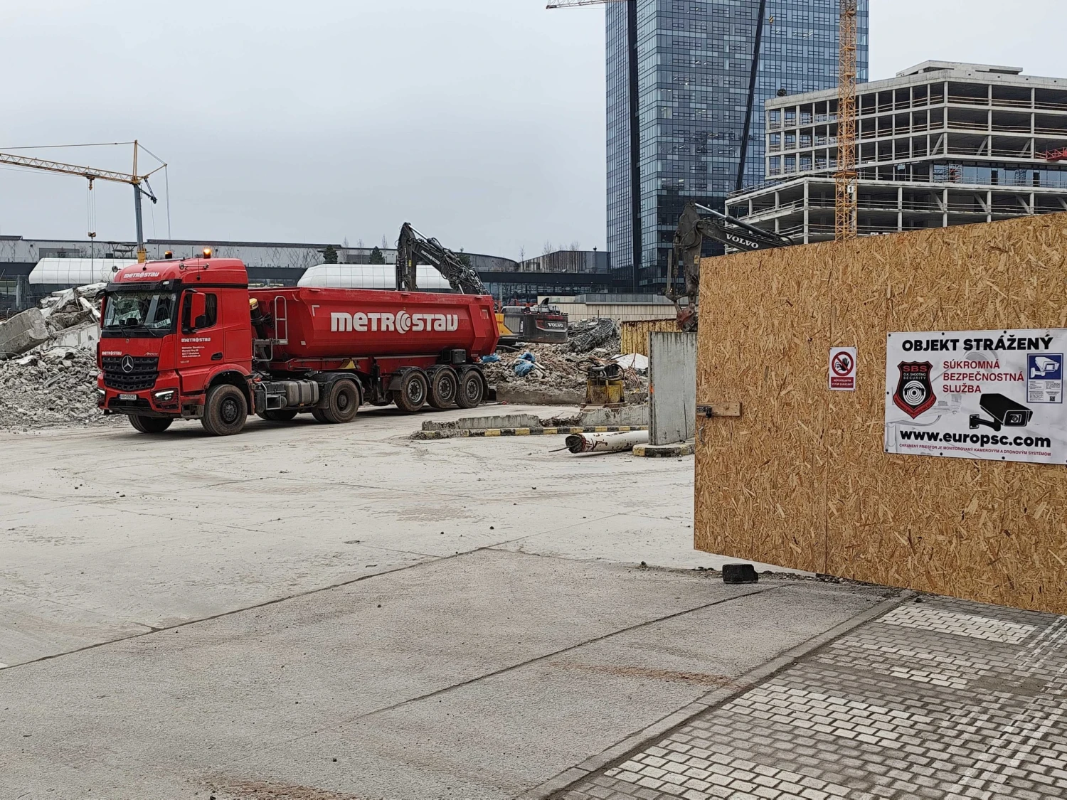 na snímke stavenisko