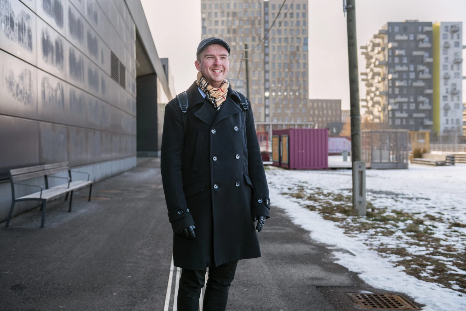 na snímke muž v exteriéri