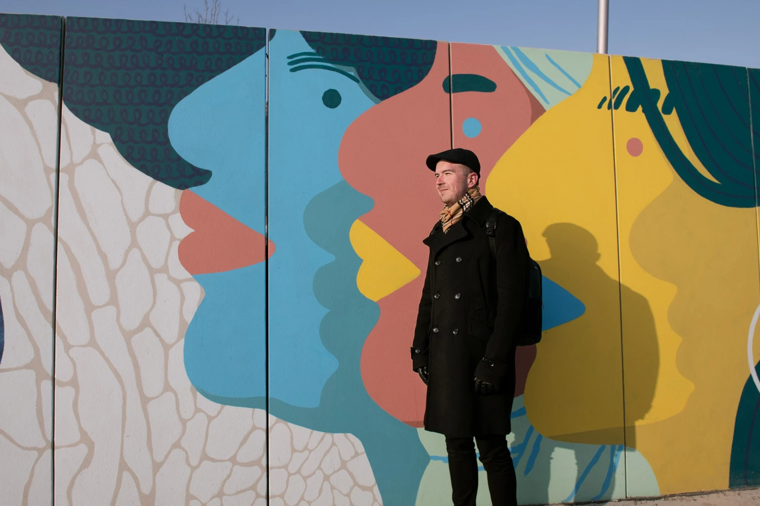 na snímke muž v kabáte v exteriéri