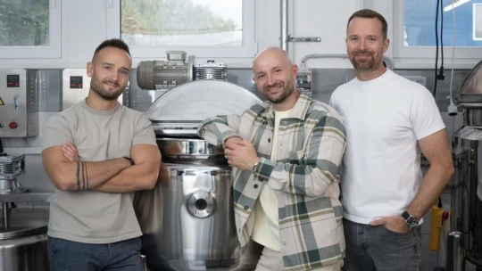 Od holohlavej hlavy k vlasovej kozmetike. Ako traja kamaráti založili miliónový biznis