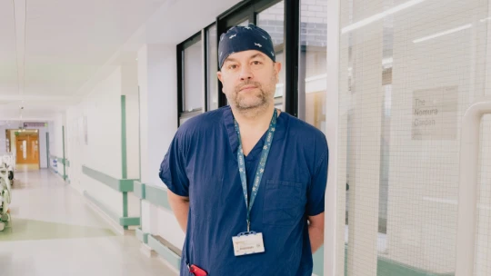 Slovenský lekár v svetovej lige. Kardiochirurga Kostolného volajú zachraňovať deti po celom svete