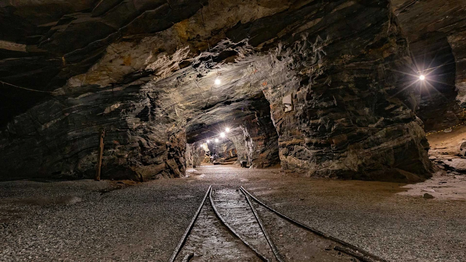 Zlato je v zľave. Experti však nekupujú tehly, stavajú na stroje v hĺbkach zeme