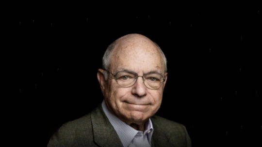 Zabudnite na technologické giganty. Muž, ktorý porazil Buffetta, má inú stratégiu