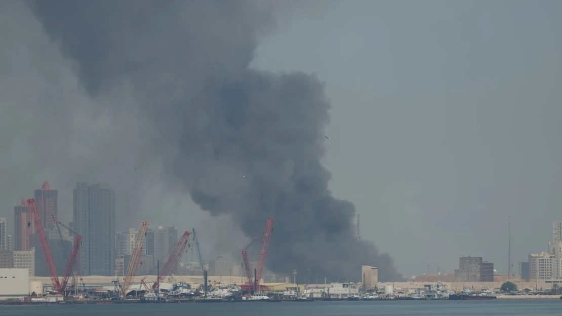 Kuvajt ako bojisko: požiar paliva na letisku, zasiahnutý tanker. Útočili aj na Bahrajn