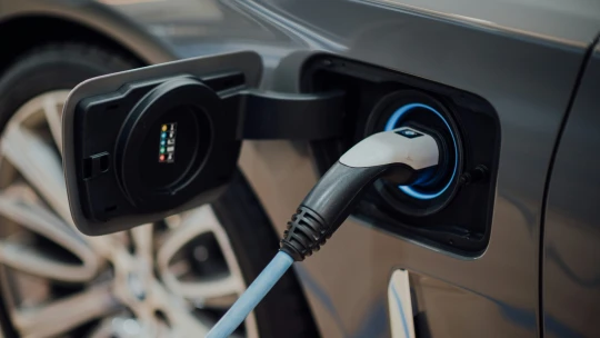 Predaj elektromobilov v Európe prvýkrát prekročil milión. Benzín je drahý, ponuka bohatá, vlády štedré