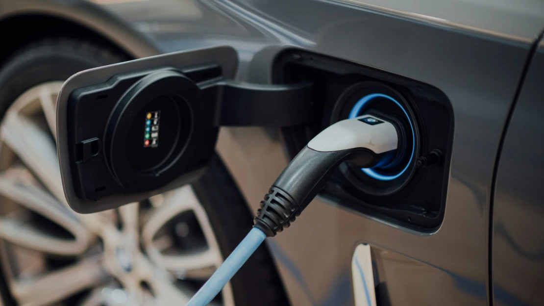 Takmer pätina nových áut v EÚ je elektrická. Slovensko má menej než päť percent