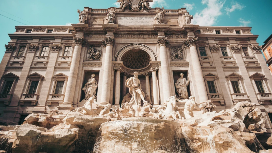 Od dnešného dňa budú turisti v Ríme platiť pri Fontáne di Trevi vstupné vo výške dvoch eur