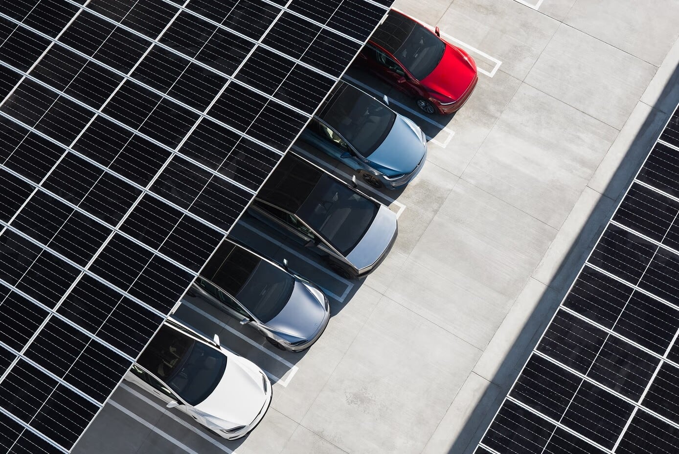 Na fotografii solárne panely na parkovisku Tesla Diner.
