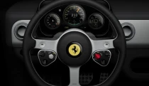 Toto je interiér elektrického Ferrari. Stojí za ním muž, ktorý navrhol iPhone