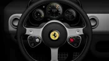 Toto je interiér elektrického Ferrari. Stojí za ním muž, ktorý navrhol iPhone