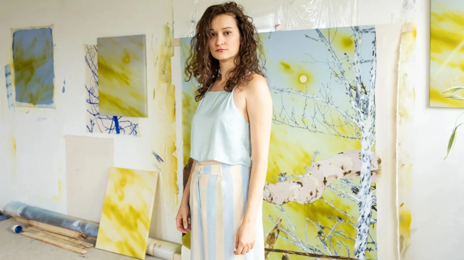 Čo cíti les, keď ho rúbu? Mladá Slovenka s maľbami na túto tému boduje vo svete