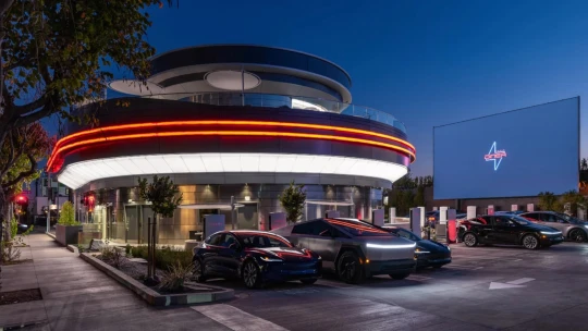 Vzdal to šéfkuchár aj hostia. Reštaurácia Tesla Diner Elona Muska sa zákazníkom po polroku zunovala
