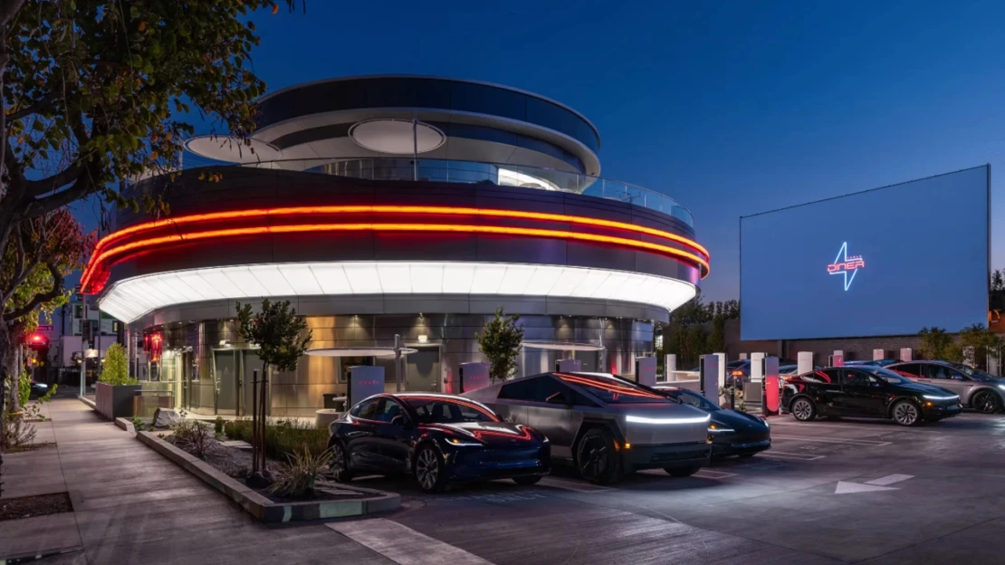 Vzdal to šéfkuchár aj hostia. Reštaurácia Tesla Diner Elona Muska sa zákazníkom po polroku zunovala