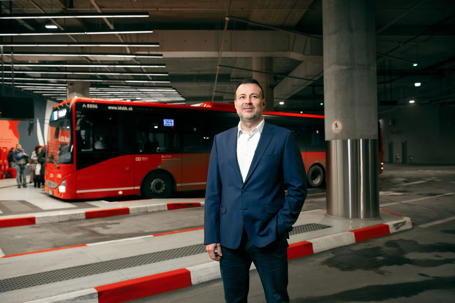 na snímke muž a autobus