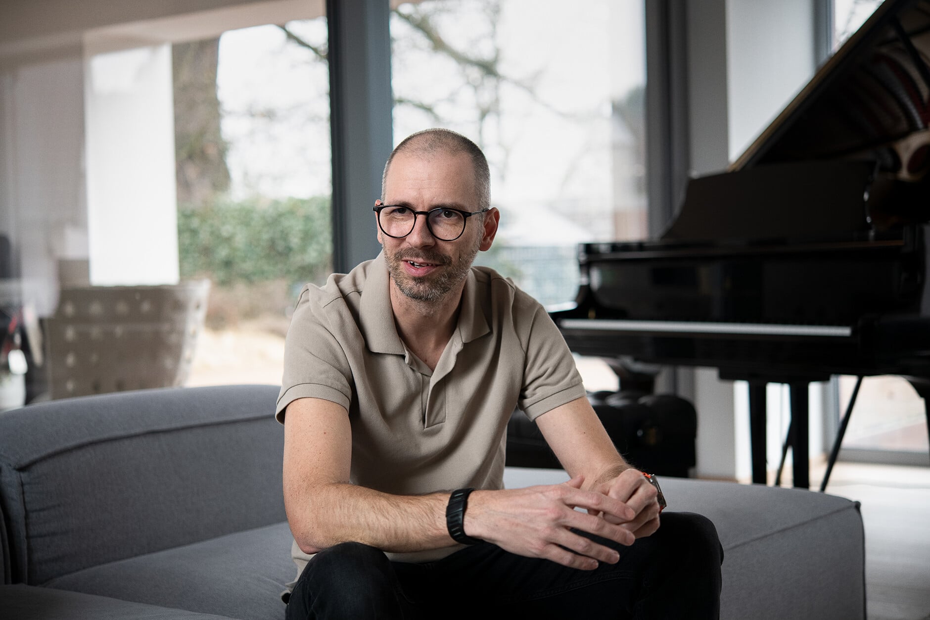 na snímke muž v tričku a okuliaroch