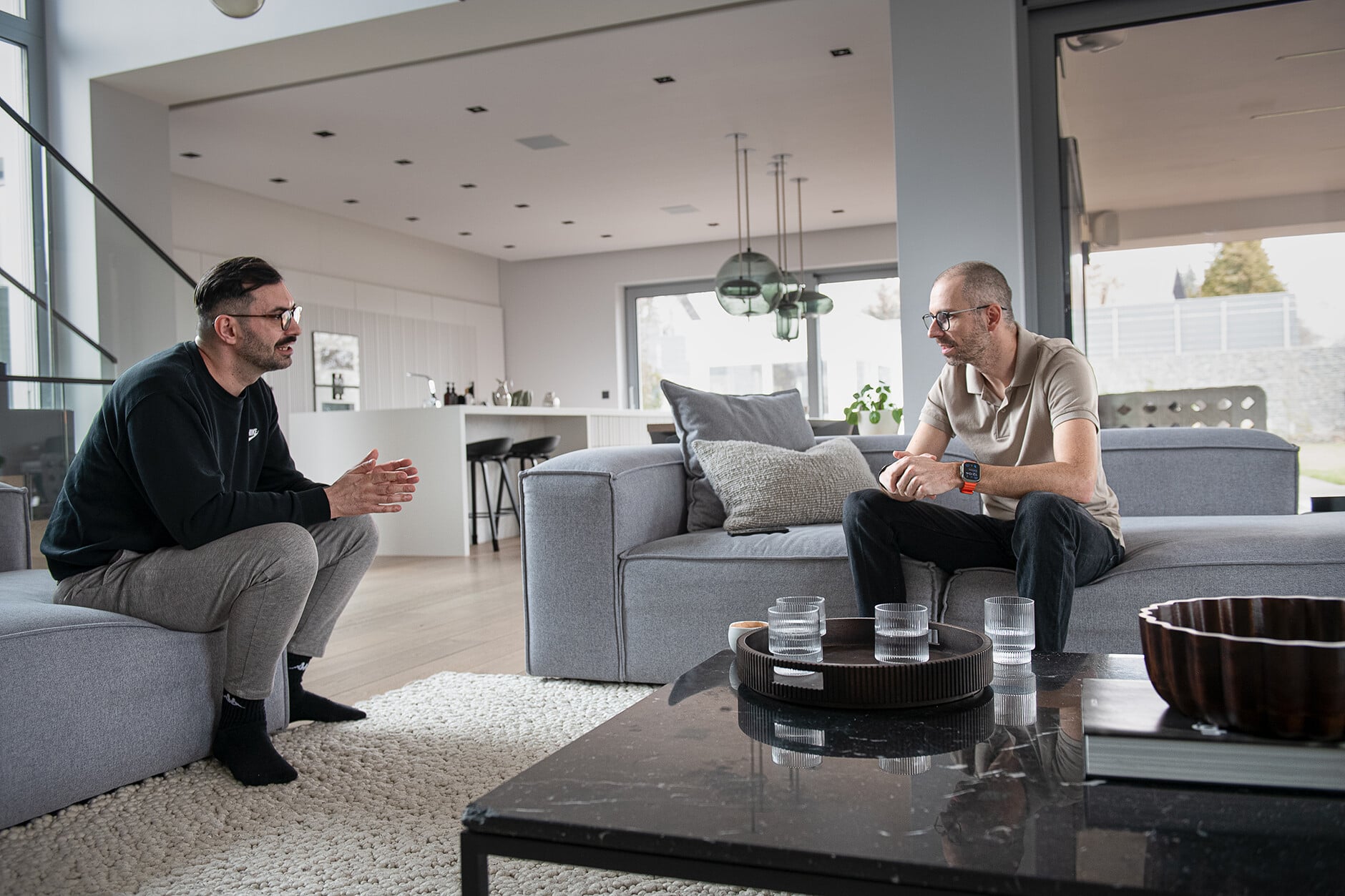 na snímke muž v tričku a okuliaroch