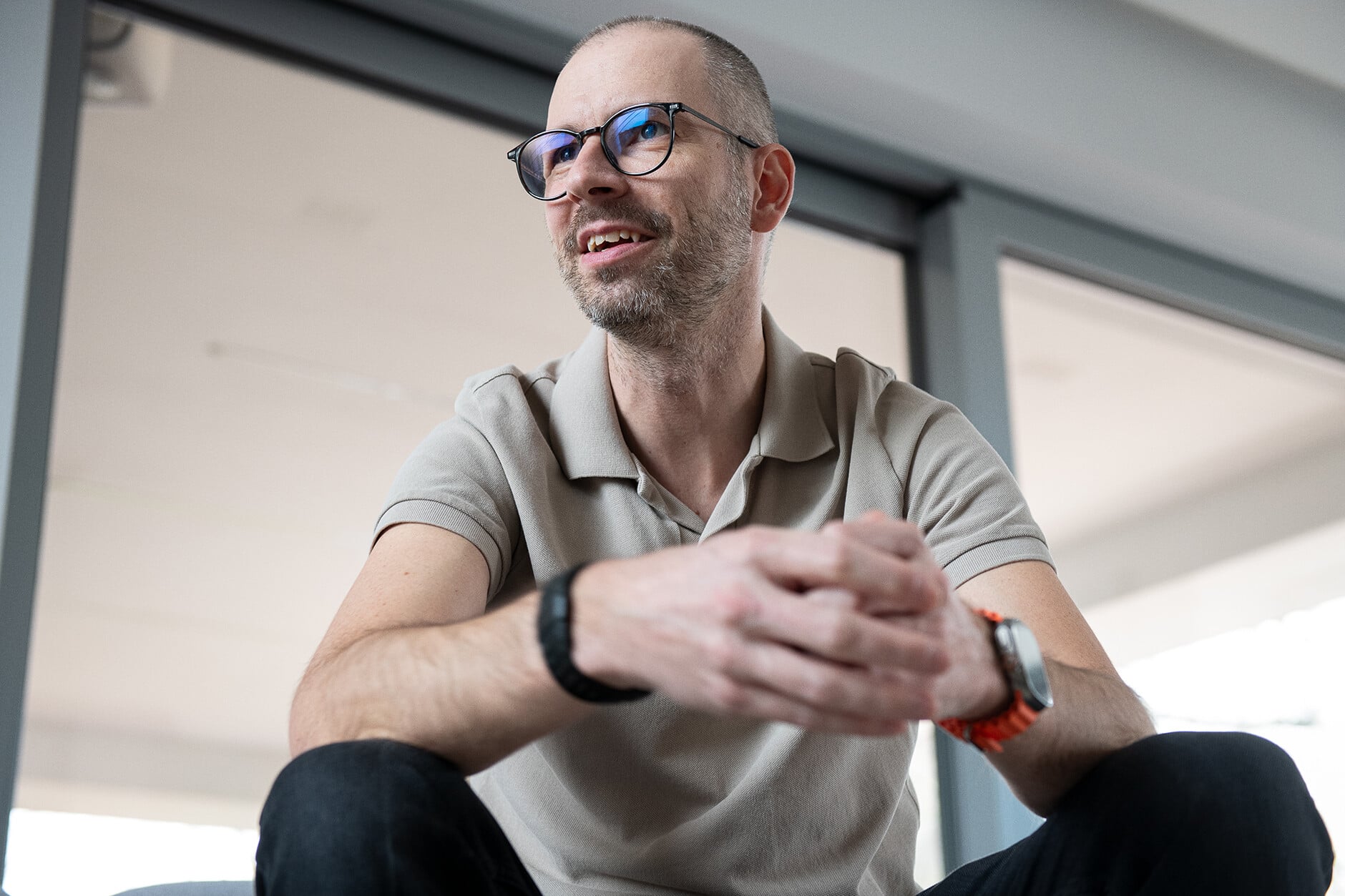 na snímke muž v tričku a okuliaroch