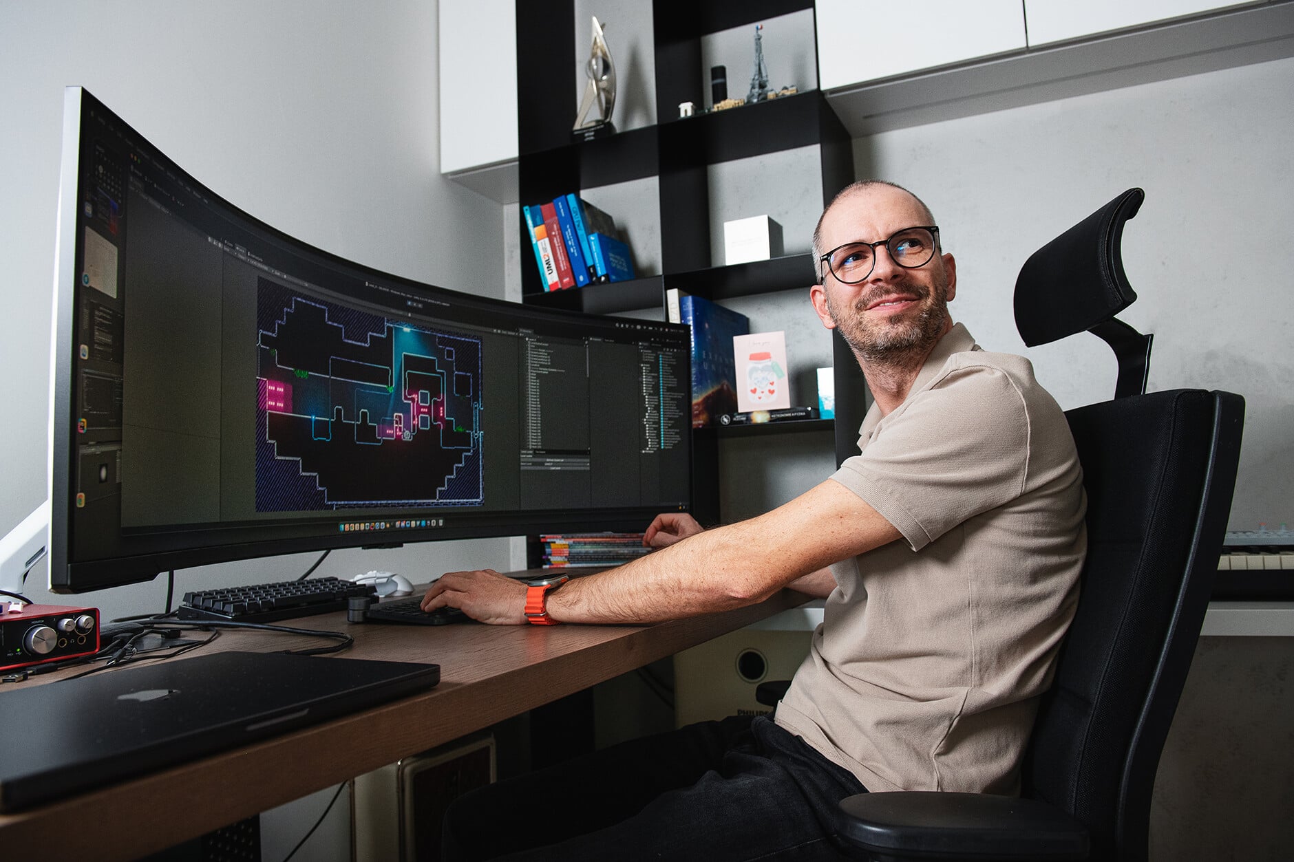 na snímke muž v tričku a okuliaroch