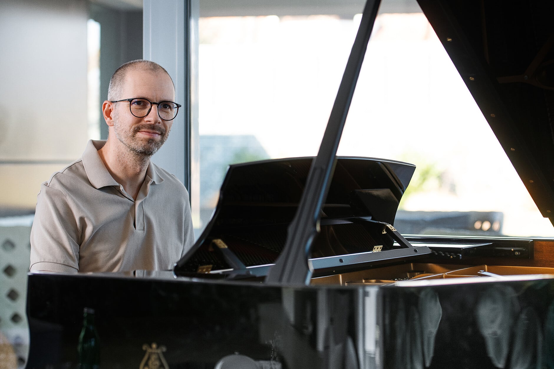 na snímke muž v tričku a okuliaroch