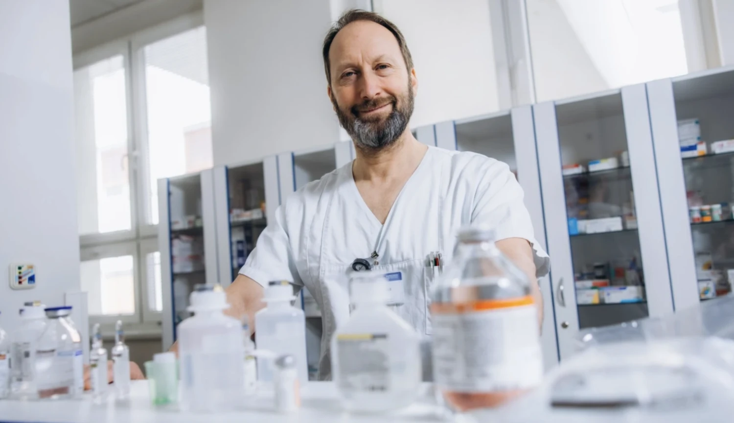 Antibiotiká prestávajú fungovať. Rezistencia rastie, sme už „po kolená vo vode“, varuje lekár