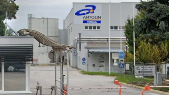 Ďalšia fabrika na odchode. Výrobca dielov pre luxusné športiaky zatvára trnavský závod