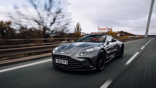 Ako jazdí Aston Martin za viac ako 200-tisíc eur? Aj James Bond by bol spokojný