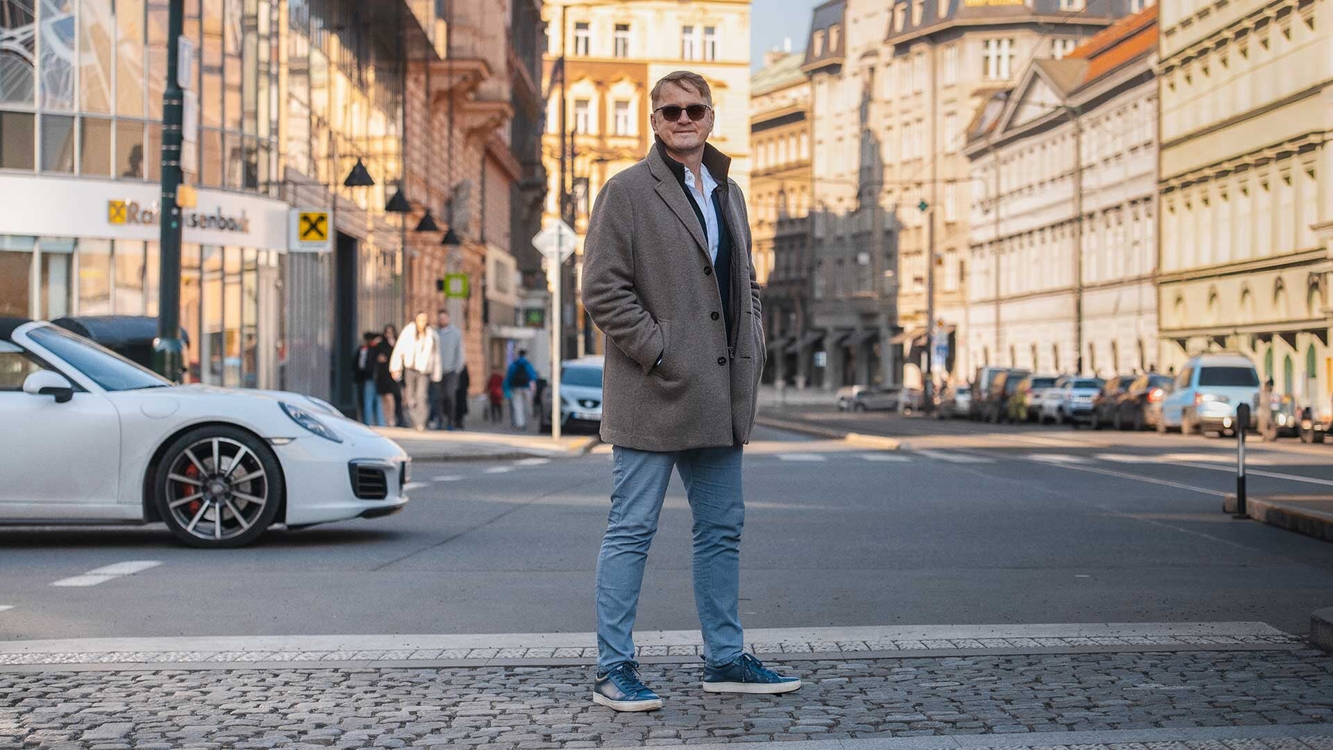 Martin Kořenek v uliciach Prahy.