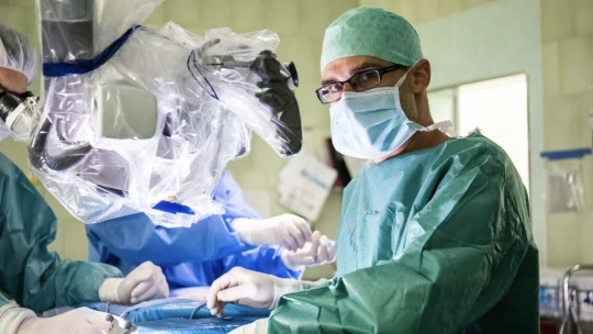Neurochirurg Beneš: 80 percent detí s nádormi mozgu prežije. O výsledku rozhodujú ruky, nie technológie