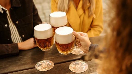 Pivo v krčme sa pre Slovákov stáva luxusom. Začali výrazne šetriť, pocítila to aj trhová jednotka