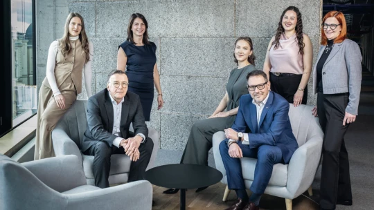 Firma raketovo rastie a do hry vstupuje päť dcér. Ich otcovia plánujú budúcnosť biznisu na sto rokov