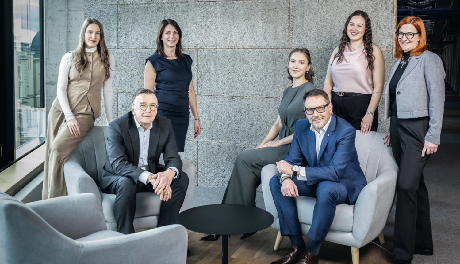 Firma raketovo rastie a do hry vstupuje päť dcér. Ich otcovia plánujú budúcnosť biznisu na sto rokov