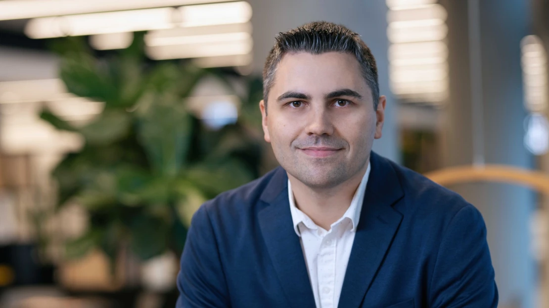 Panika na trhoch po eskalácii konfliktu. Prečo by ste práve teraz nemali predávať?