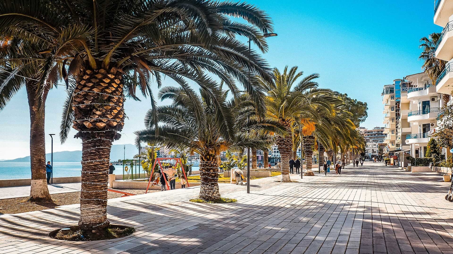 Promenáda albánskej Sarandy zaliata slnkom. Foto: Dirk Pohlers, Unsplash.