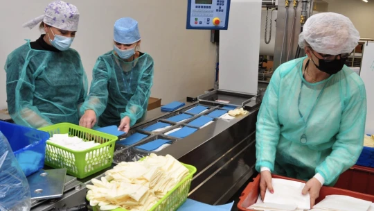 Od čiapky pre novorodencov po operačné sály: Nenápadná firma zásobuje nemocnice v celej Európe