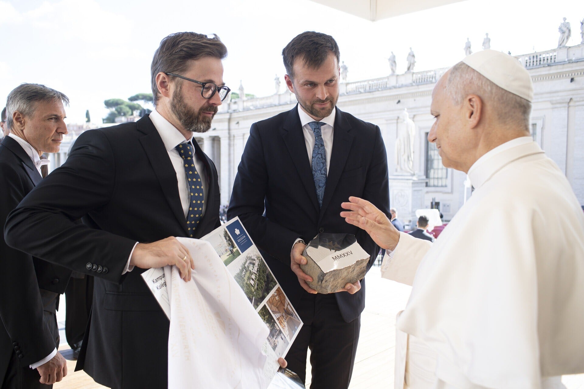 Zakladateľ a rektor KAN – Martin Luterán (vľavo) a riaditeľ pre rozvoj KAN – Pavol Kuljovský (vpravo) so Svätým Otcom vo Vatikáne