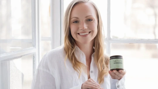 Začalo sa to v sprche na Bali. Dnes značka s kozmetikou z hovädzieho loja rýchlo rastie